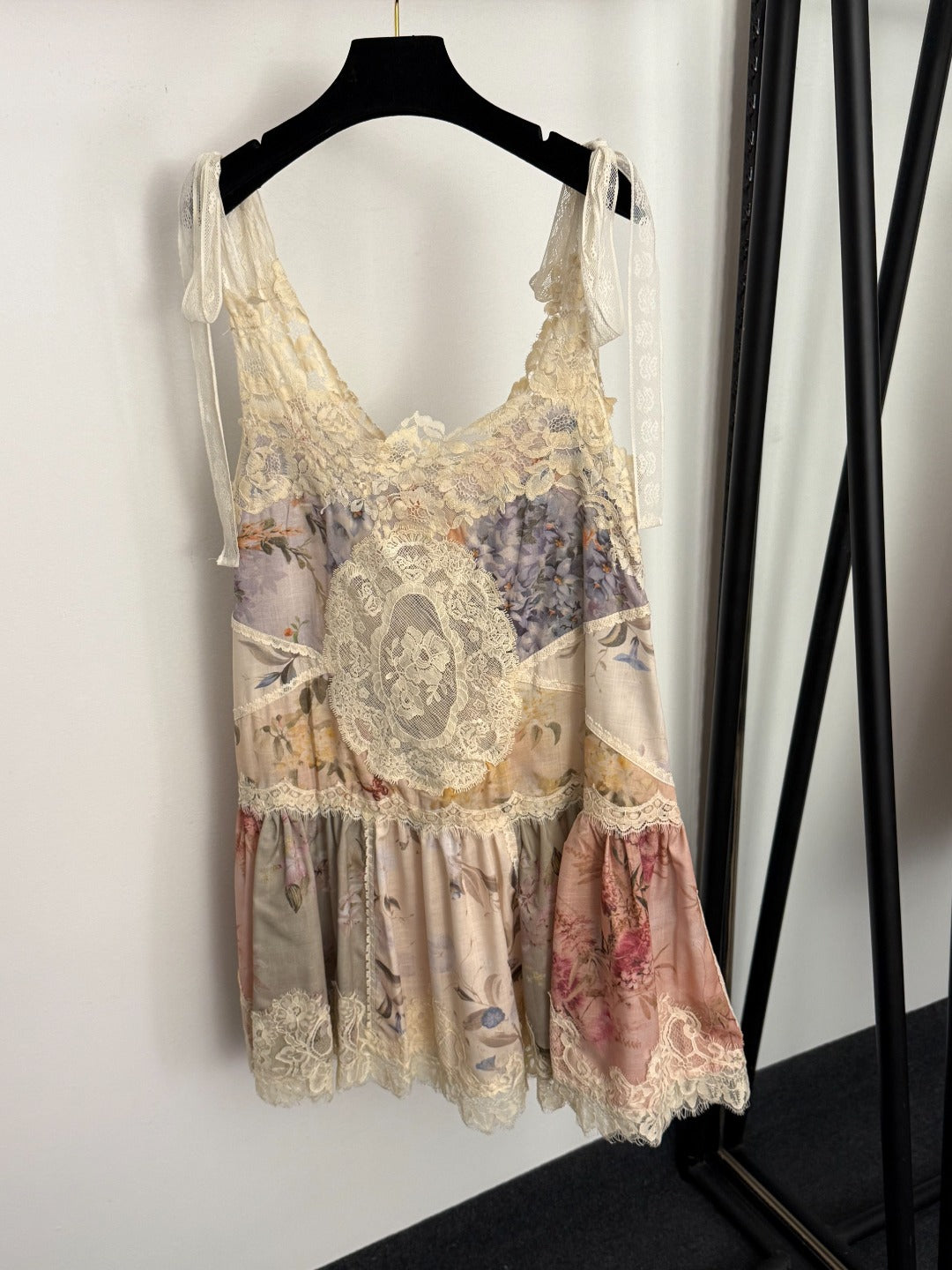 Color-block Strappy Dress with Lace Embroidery