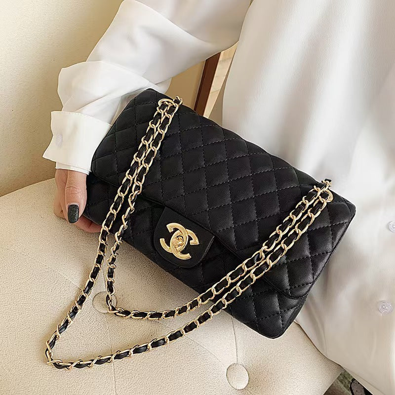 Stylish and versatile chain bag