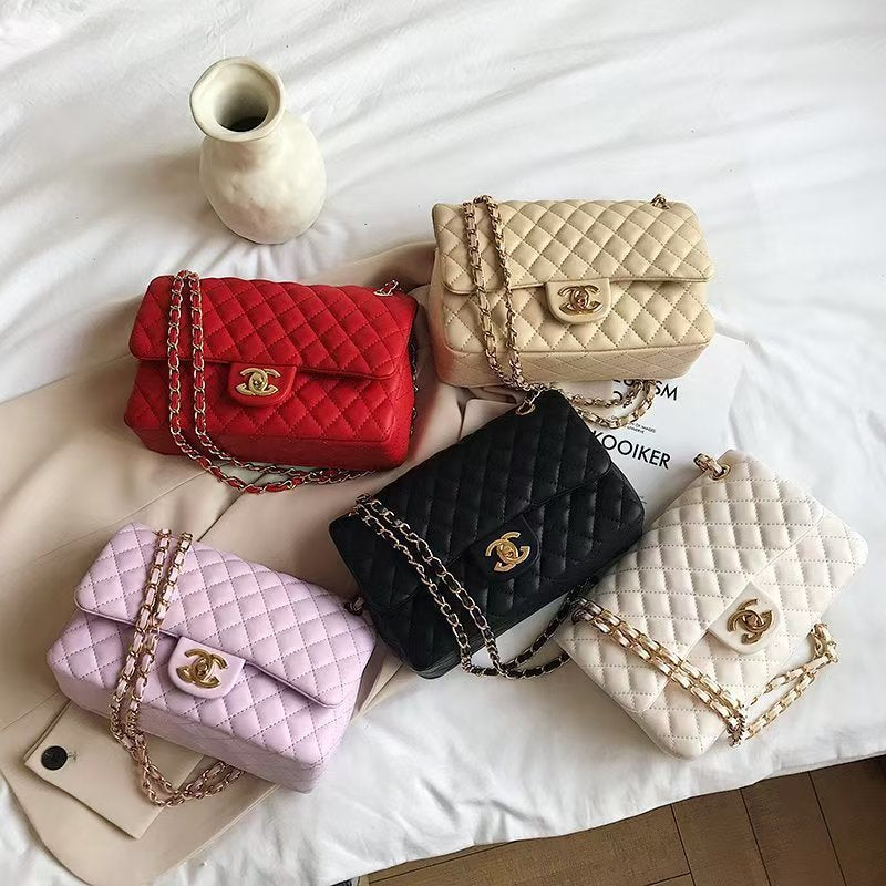 Stylish and versatile chain bag