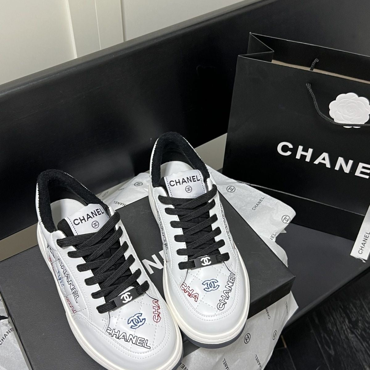 High-end graffiti letter embroidered shoes