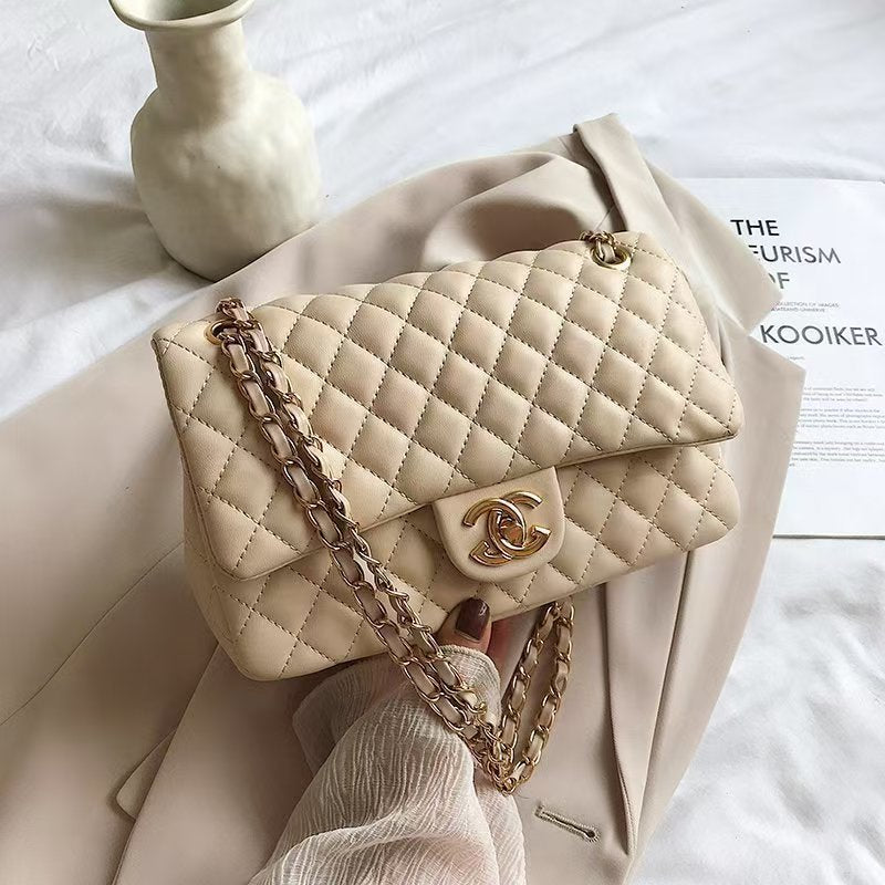 Stylish and versatile chain bag