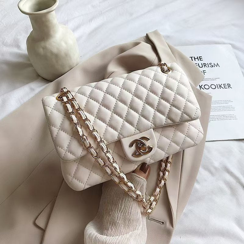 Stylish and versatile chain bag