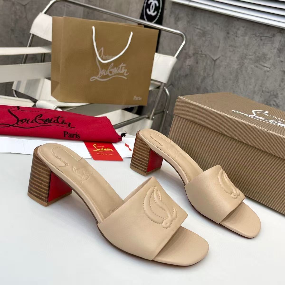 CL flat-heeled high heels