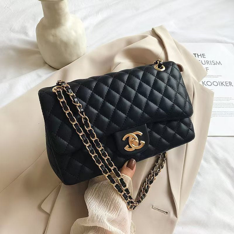 Stylish and versatile chain bag