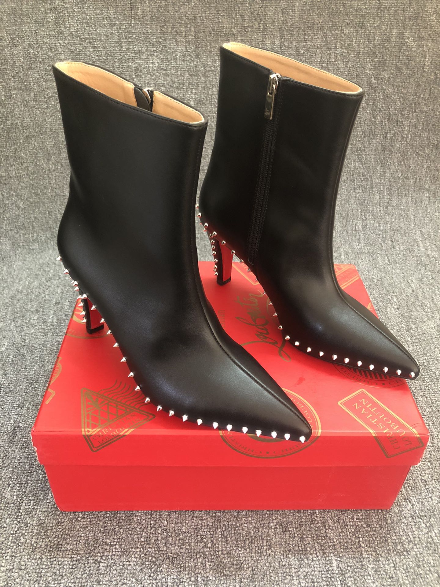 Loubouti*1: 1 VIPlatest high-heeled boots