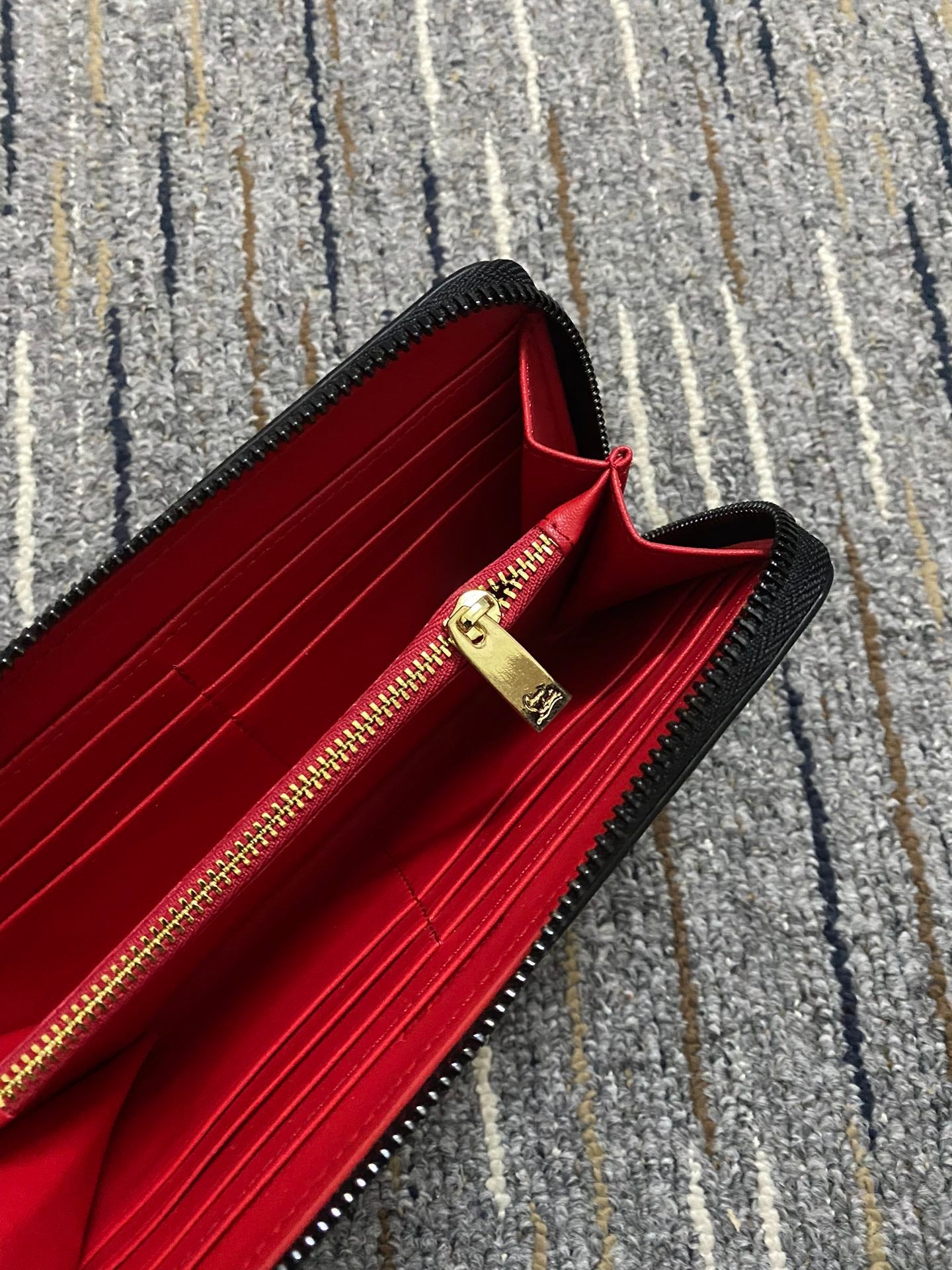 Christi** Loubout** Zip Around Wallet